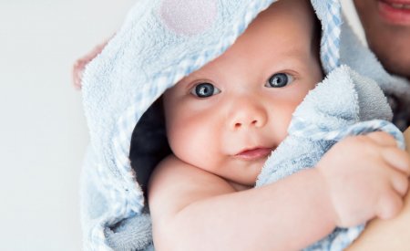 Prendre soin de la peau sensible de bébé : peau sèche à atopique