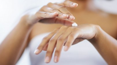 Application crème mains